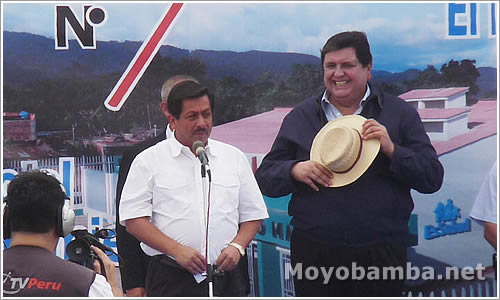 Alan Garcia con sombrero de paja